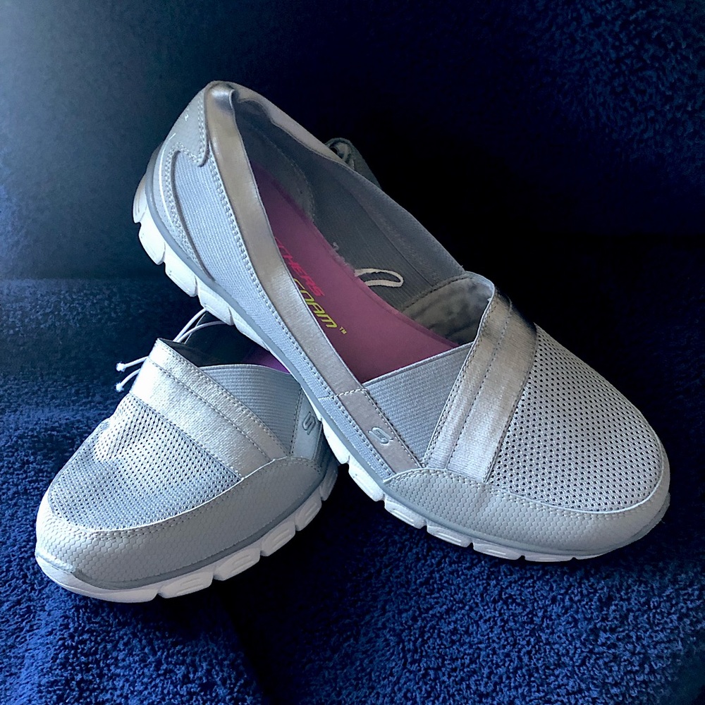Women’s Size 10 Skechers Slip On Sneaker in Grey